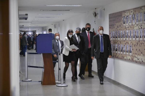 Acusado de mentir à CPI, ex-diretor da Saúde paga fiança e é solto 