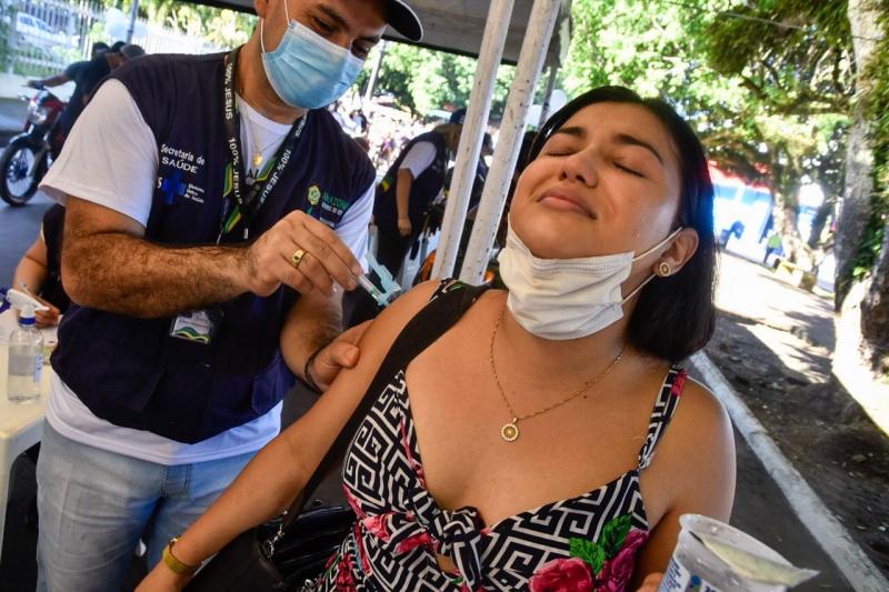 Emoção: vacinados contra Covid-19 comemoram primeira dose da imunização em cinco municípios do AM