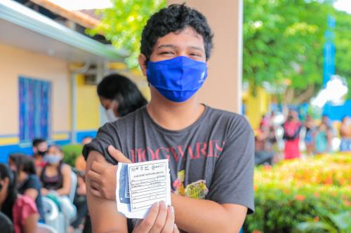 Jovens de 18 e 19 lotam postos de vacinação contra Covid-19 em Parintins nesta segunda