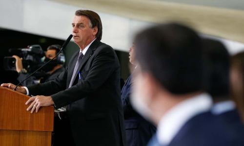 Bolsonaro é internado com dores abdominais e cancela reunião entre Poderes