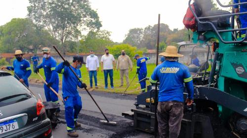 Bi Garcia vistoria recapeamento da estrada do Macurany