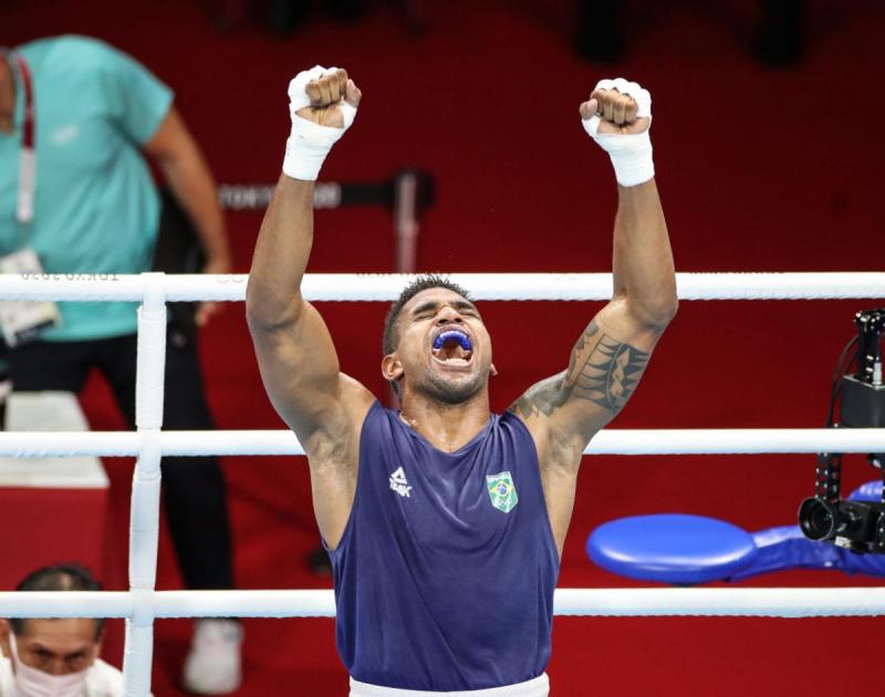 Abner Teixeira avança à semi e garante primeira medalha do boxe brasileiro em Tóquio