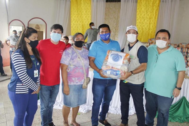 Governo do Amazonas entrega 2,5 mil cestas básicas para pescadores em quatro municípios do interior