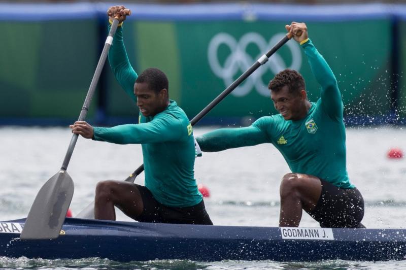 Isaquias Queiroz e Jacky Godmann avançam à semifinal na canoagem velocidade