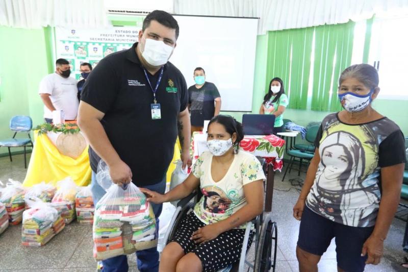 Em Manicoré, Governo do Amazonas entrega cestas básicas e promove treinamento sobre serviços para PcDs