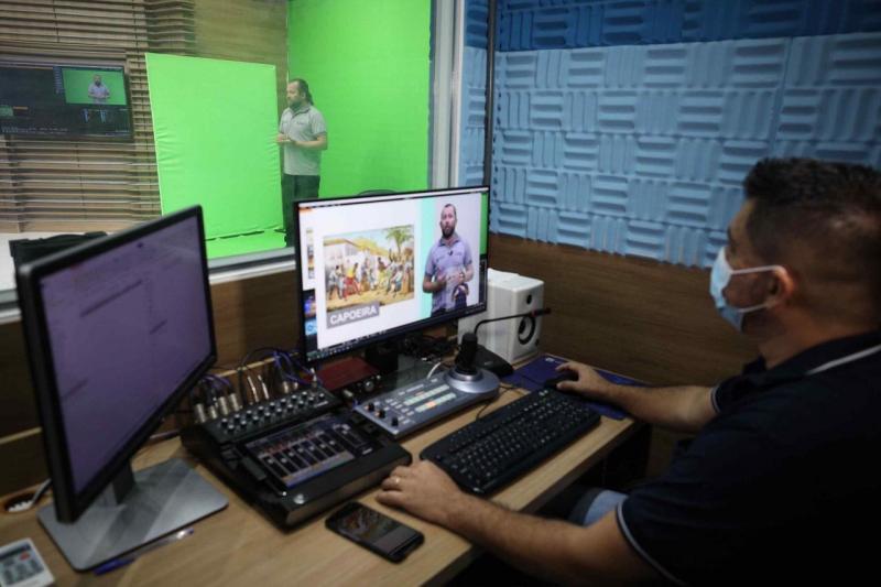 Governo do Estado inicia transmissão de aulas de reforço gratuitas pela televisão e internet para estudantes da rede pública