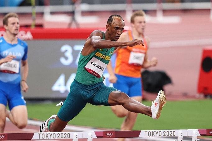 Alison dos Santos conquista o bronze em 100m com barreiras mais rápido da história