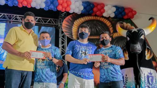 Prefeitura, Governo do Amazonas e Maná Produções entregam 1 mil tickets alimentação a artistas de Parintins