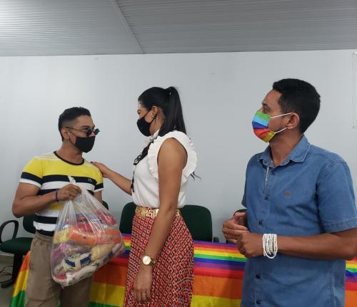 Mayra Dias faz entrega de cestas básicas ao movimento LGBTQIA+