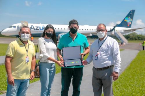 Prefeito de Parintins recebe homenagem da Azul Linhas Aéreas 
