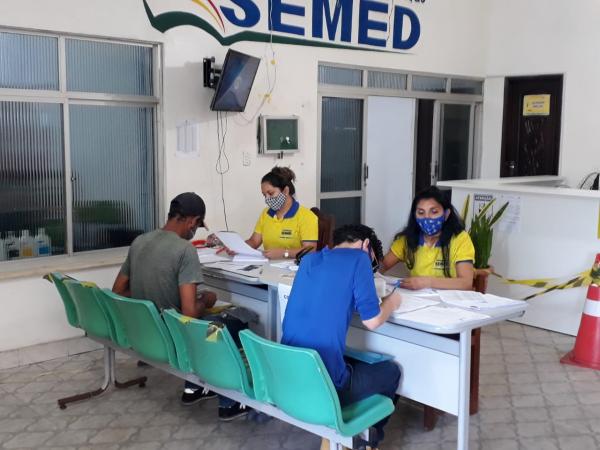 Aprovados em Processo Seletivo da Semed para escolas da Área de Várzea fazem assinatura de contratos 
