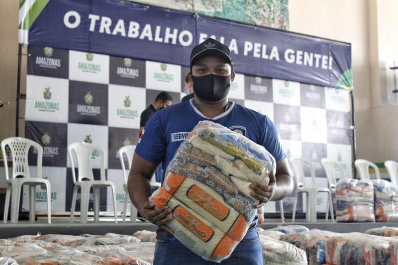 Governo do Amazonas beneficia pescadores de Careiro da Várzea com mais de 2 mil cestas básicas  