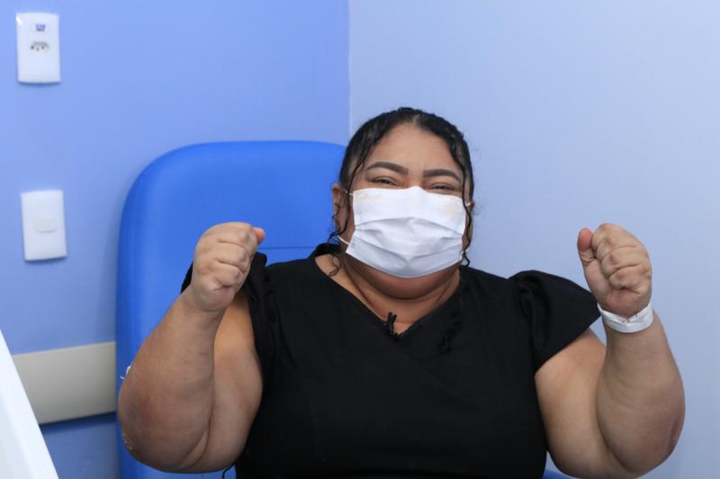 Internada com Covid-19, paciente cola grau no Hospital Delphina Aziz