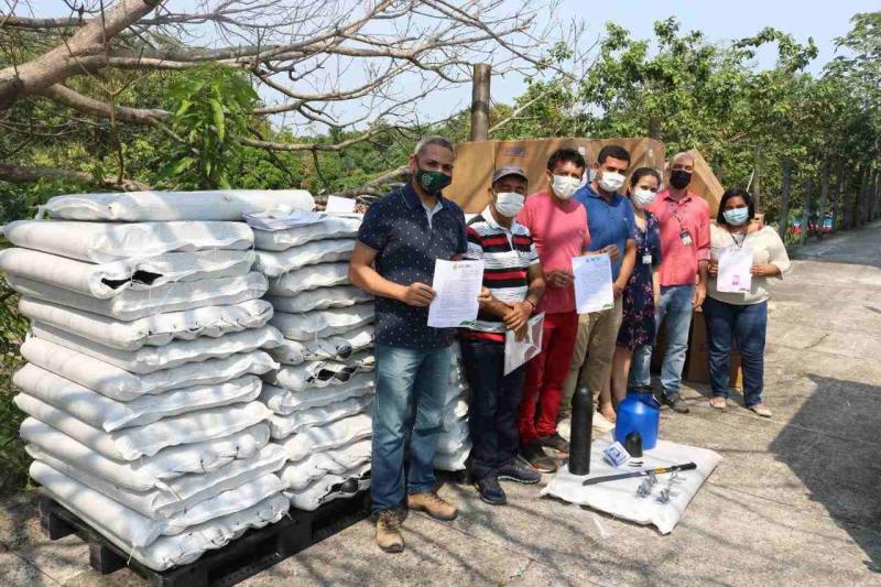 Governo do Estado finaliza entrega de 240 kits seringueiros para produtores  
