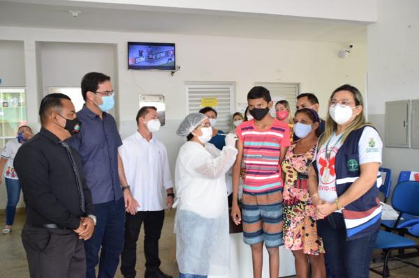 Prefeito em exercício Mateus Assayag prestigia e incentiva jovens na vacinação contra a COVID-19 