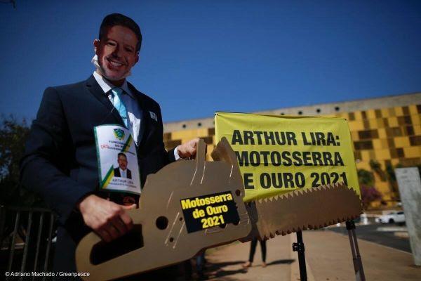 Arthur Lira recebe prêmio Motosserra de Ouro 2021 em protesto do Greenpeace