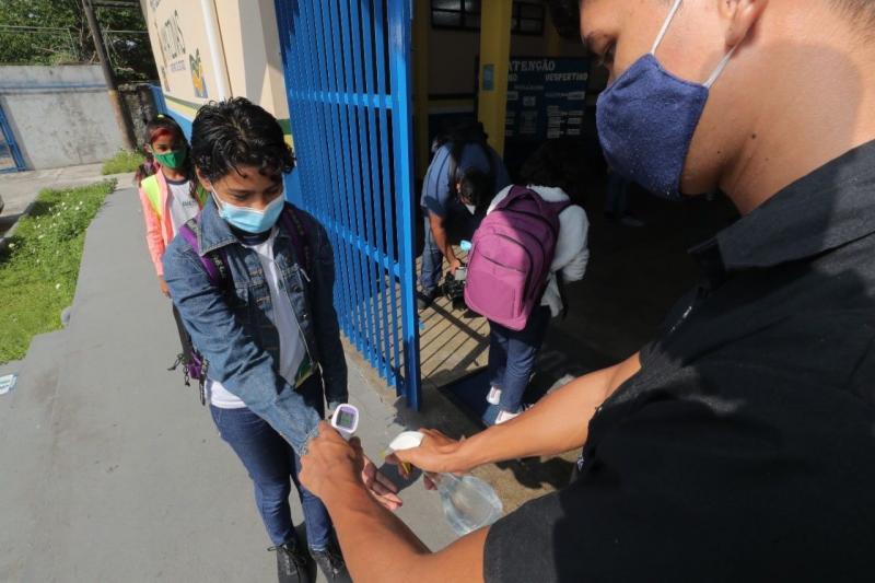 Volta às aulas 100% presenciais: máscaras continuam obrigatórias e aulas serão de segunda à sexta-feira