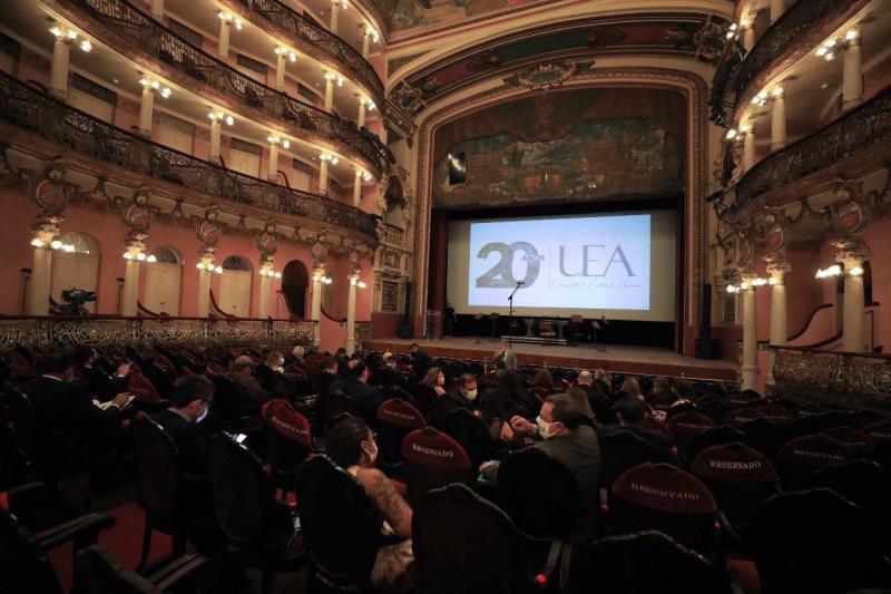 UEA celebra 20 anos no Teatro Amazonas