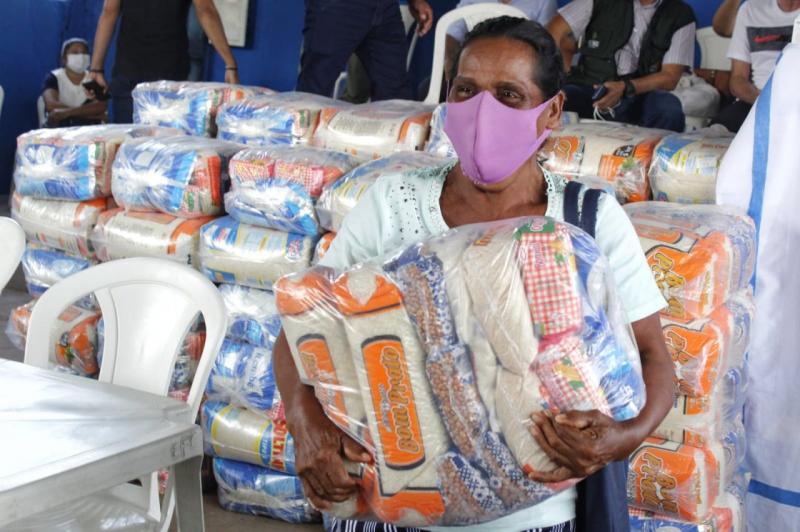 Governo do Estado distribui mais de 4 mil cestas de alimentos aos pescadores de Itacoatiara e Urucurituba