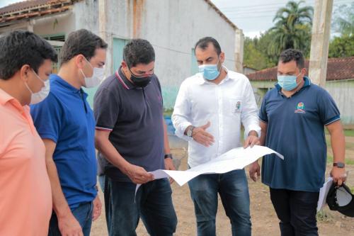 Na Valéria, Bi Garcia vistoria obras do Ginásio Poliesportivo e ampliação do Água no Jirau