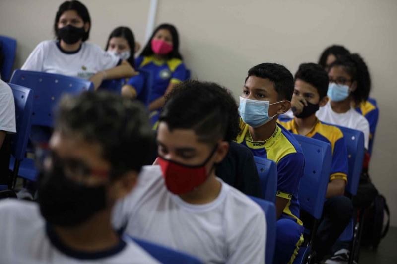 Rede estadual retoma aulas 100% presenciais em Manaus, com profissionais da educação e estudantes vacinados