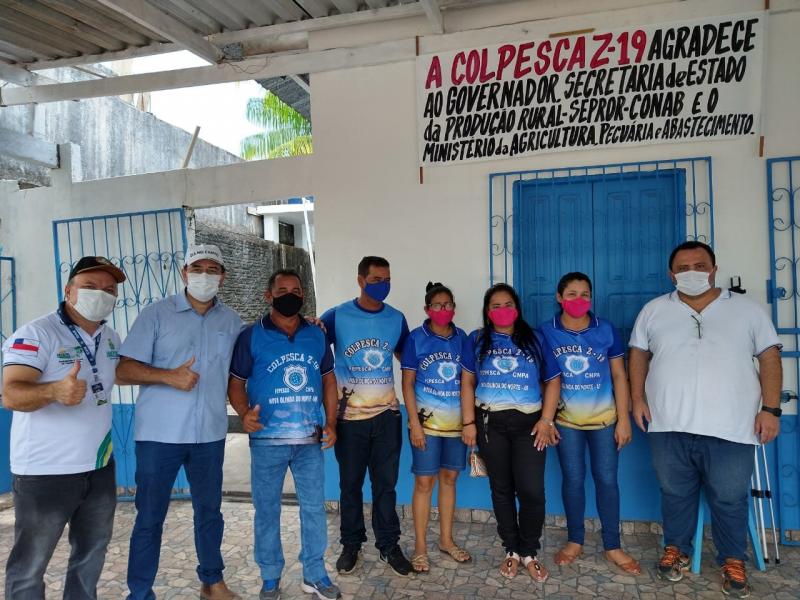 Governo do Amazonas entrega cestas básicas para pescadores de Nova Olinda do Norte