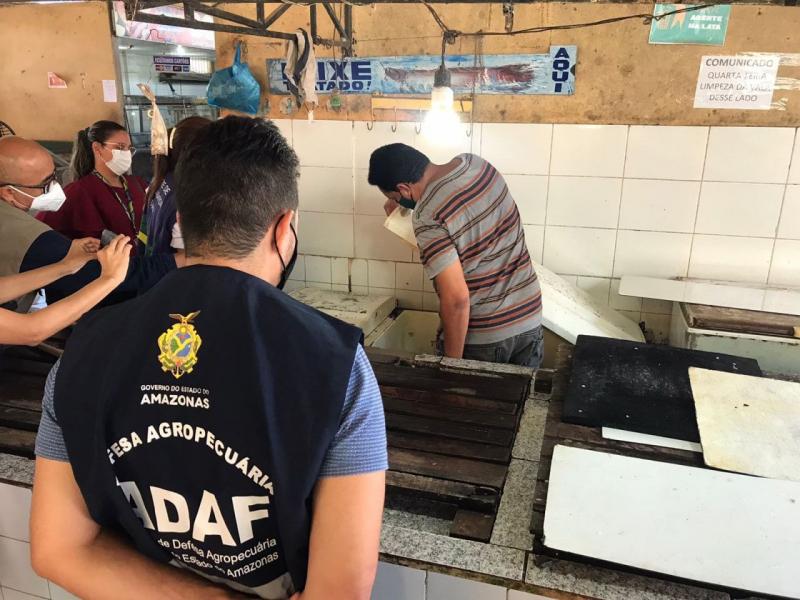 Adaf e Laboratório Central de Saúde Pública coletam amostras de água e pescado para análise