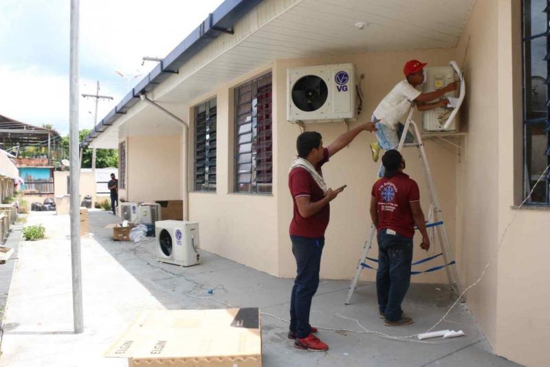 Secretaria de Educação entrega 100 aparelhos de ar-condicionado para escolas estaduais de Tefé