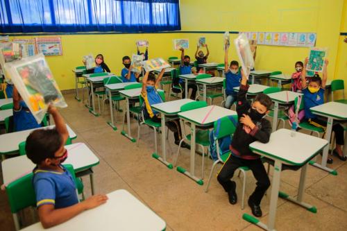 Mantendo investimentos na educação, Prefeitura inicia entrega de mais de 17 mil kits escolares em Parintins