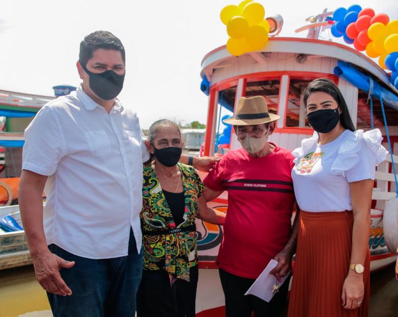 Bi Garcia e amigos doam novo barco a família que teve bem incendiado de forma injusta 