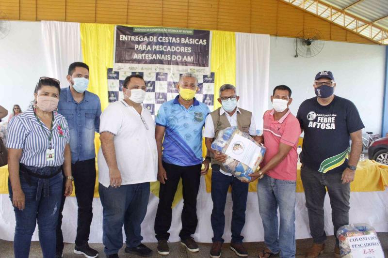 Governo do Amazonas entrega 4,4 mil cestas básicas para pescadores da região do Baixo Solimões