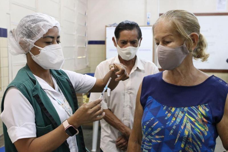 Vacina Amazonas: casal de idosos toma junto dose de reforço em Manaus