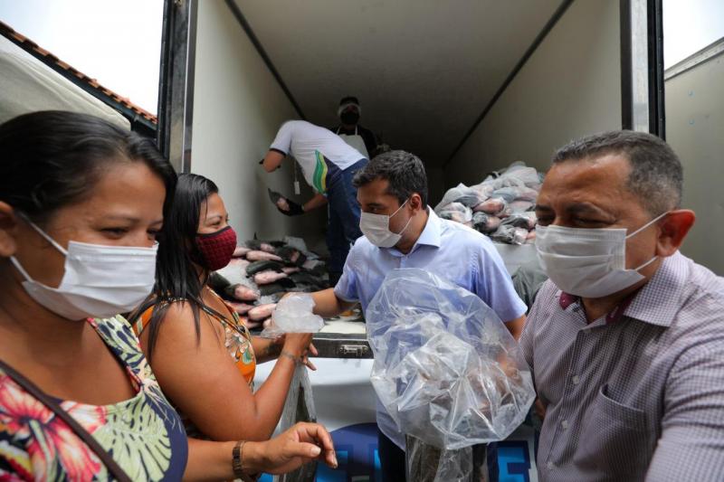 Peixe no Prato Solidário: Wilson Lima participa da entrega de três toneladas de pescado em Rio Preto da Eva