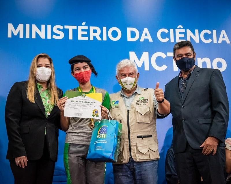 Destaques nacionais na Olimpíada de Astronomia, estudantes da rede estadual recebem medalhas do ministro Marcos Pontes