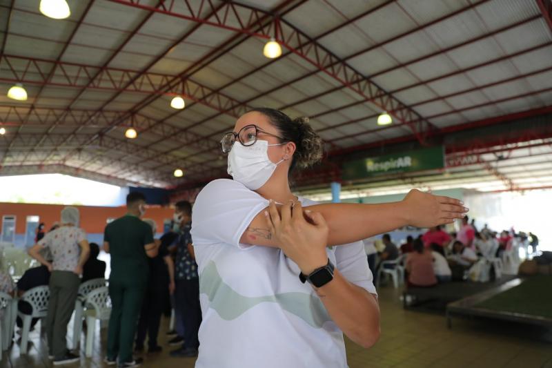 Profissionais de saúde participam de sessão de ginástica laboral durante mutirão Vacina Amazonas