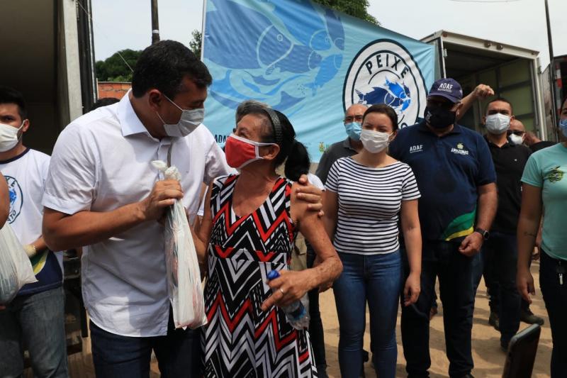 ‘Peixe no Prato Solidário’: Governador Wilson Lima entrega 6 toneladas de peixe para famílias no Jorge Teixeira 4