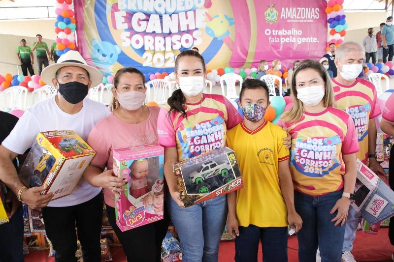 ‘Doe um Brinquedo e Ganhe Sorrisos’: primeira-dama Taiana Lima entrega doações em Boa Vista do Ramos