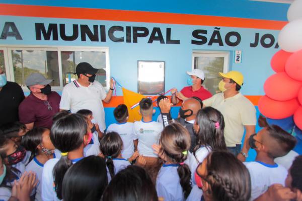 Bi Garcia entrega mais quatro modernas escolas na região dos rios Jacu e Uaicurapá na maratona do aniversário de Parintins 
