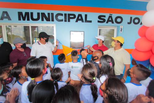 Bi Garcia entrega mais quatro modernas escolas na região dos rios Jacu e Uaicurapá na maratona do aniversário de Parintins 