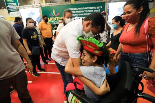“Ela nunca teve uma cadeira de rodas; vai ajudar muito”, diz mãe de criança PcD beneficiada em ação do Estado em Parintins