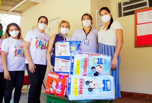 Mayra Dias doa fraldas de seu chá de revelação para crianças de Serviço de Acolhimento