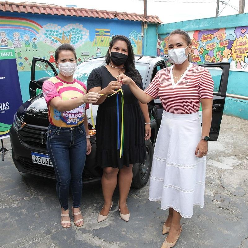 Primeira-dama Taiana Lima entrega veículo, equipamentos e brinquedos para instituição socioassistencial em Manaus