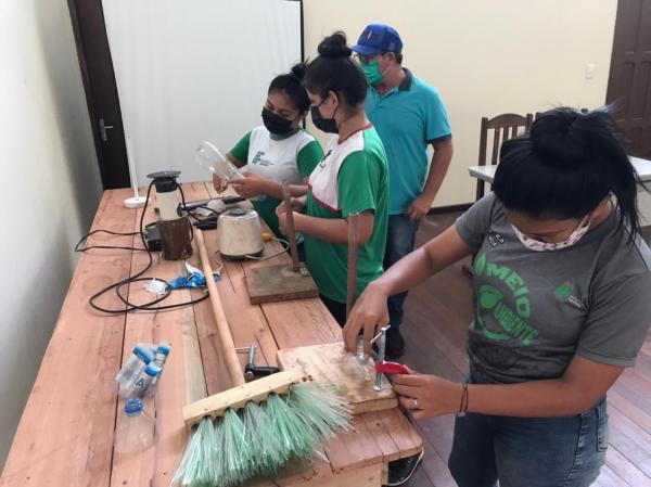Sedema promove oficinas para fabricar vassouras ecológicas de garrafas PET 