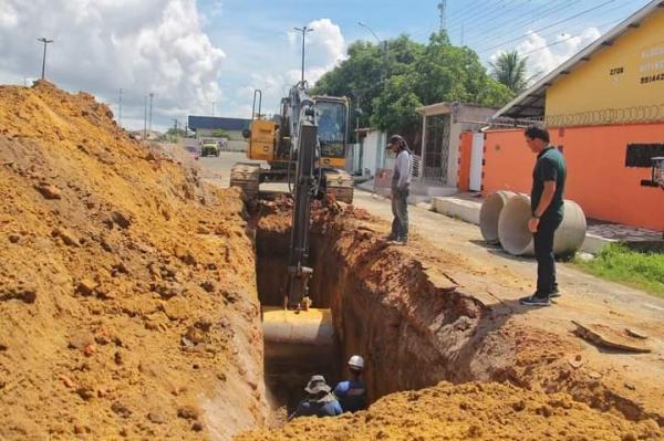 Mateus Assayag fiscaliza drenagens e nivelamento de ruas para evitar alagações provocadas pela chuva