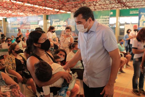 Governador Wilson Lima inicia entrega de cartões do Auxílio Estadual Permanente no interior