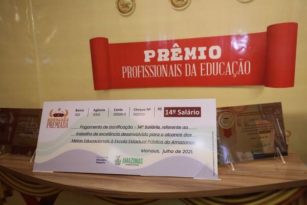 Wilson Lima sanciona lei que garante 14º e 15º salários  aos professores da rede estadual de ensino  