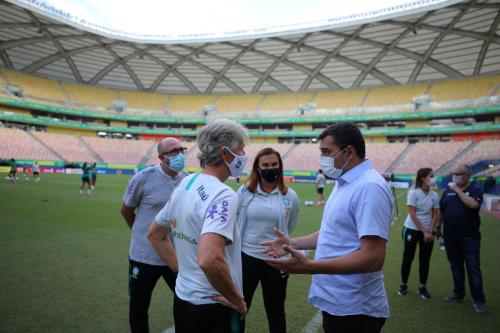 Ao prestigiar treino da seleção brasileira feminina de futebol, Wilson Lima afirma que Amazonas está apto a sediar grandes eventos