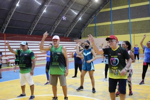 Idosos esbanjam saúde no Aulão de Dança da SEMJUV