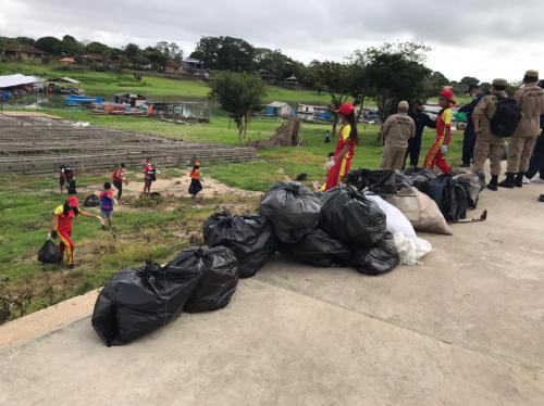 Arrastão de Limpeza recolhe centenas de sacos de lixo da orla do bairro União 