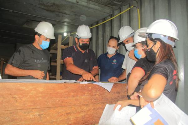 Bi Garcia e Mateus Assayag vistoriam construção do Anfiteatro de Parintins